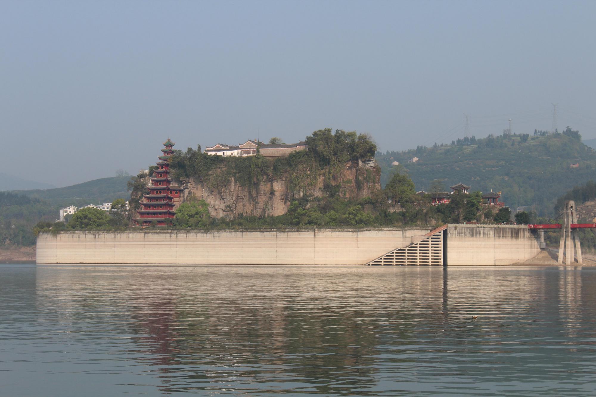 重庆石宝寨：是中国七大奇观之一，享有“川东小蓬莱”之美誉