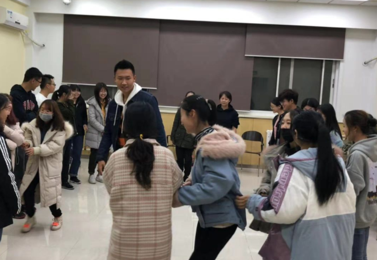 大一新生竞选什么“班干部”最好？班长不是最佳选择，有利也有弊