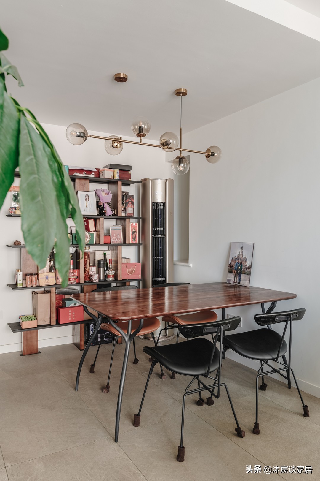 她家看着平淡，但简洁清爽，用窗帘隔出一间卧室，温馨且幸福