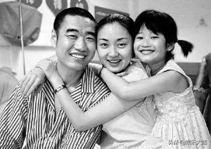 悲情的丛飞：36岁患癌，妻子被飞石砸中身亡，好人没好报