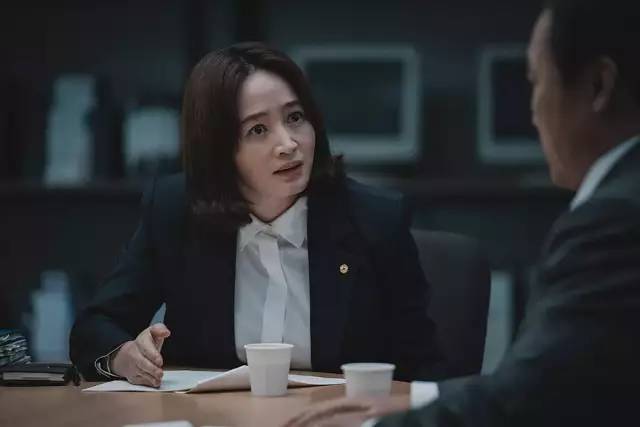 这部韩国新片，“自黑”的尺度不小！
