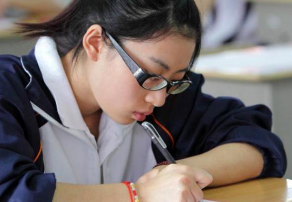 山西一位女學生走紅,畢業照登上學校官網專欄背景,顏值讓人上頭