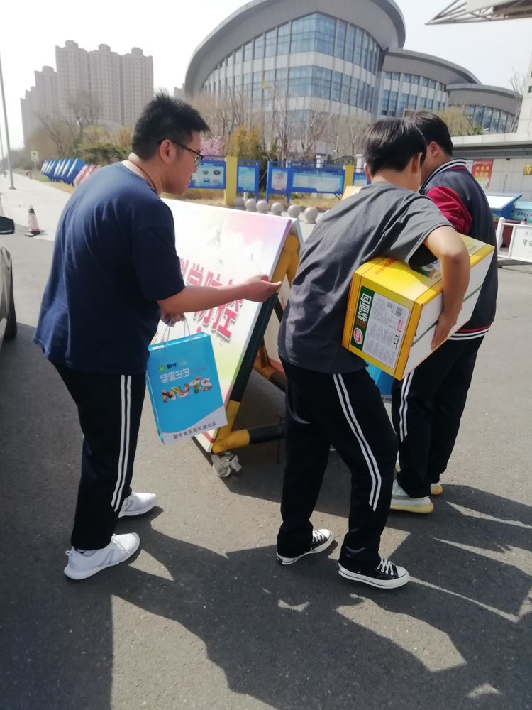 潍坊滨海国际学校组织徒步拉练活动