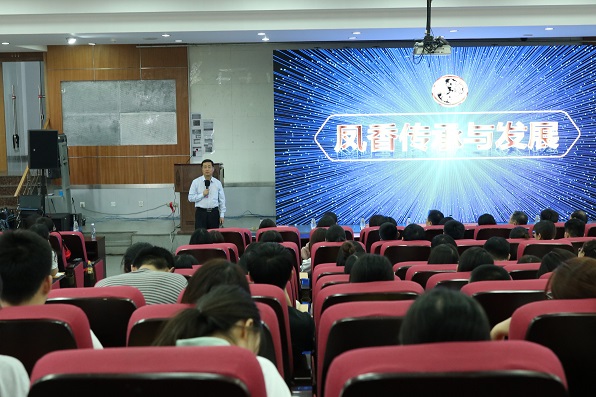 从儿时为父打酒到国家级大师，他创新多项技术，打造高端白酒精品