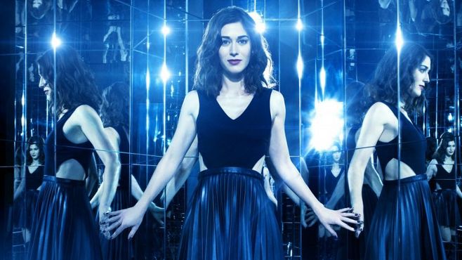 超高评分的惊悚片《惊天魔盗团》,女孩表演魔术,被困食人鱼水缸