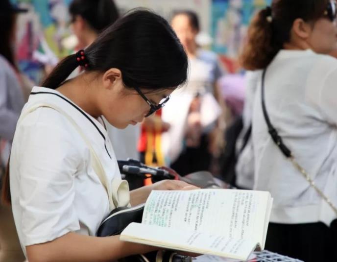 考生父亲花重金送孩子去补课班，承诺能过一本线，结果高考254分