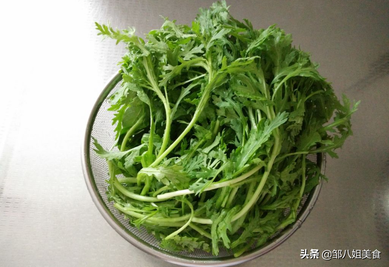 蒸茼蒿怎么做好吃又简单（美味茼蒿的详细做法分享）