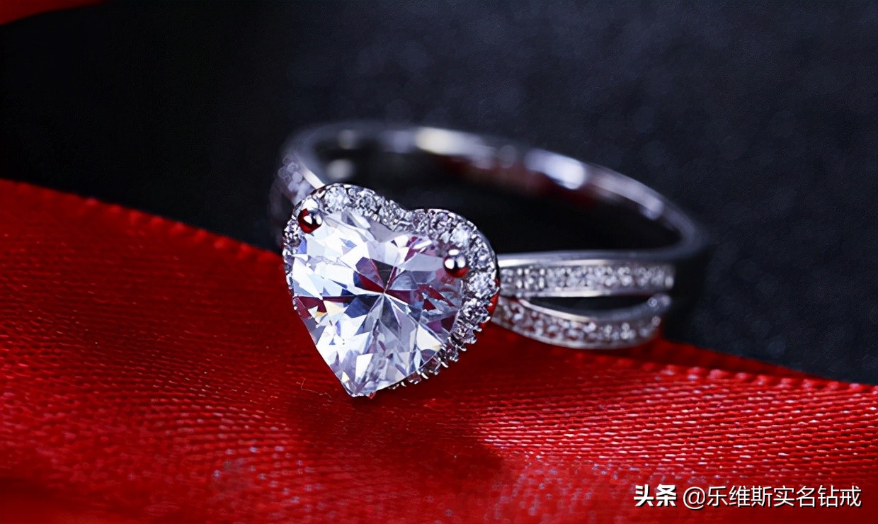 结婚纪念日送老婆什么戒指好（结婚纪念日送钻戒的意义）