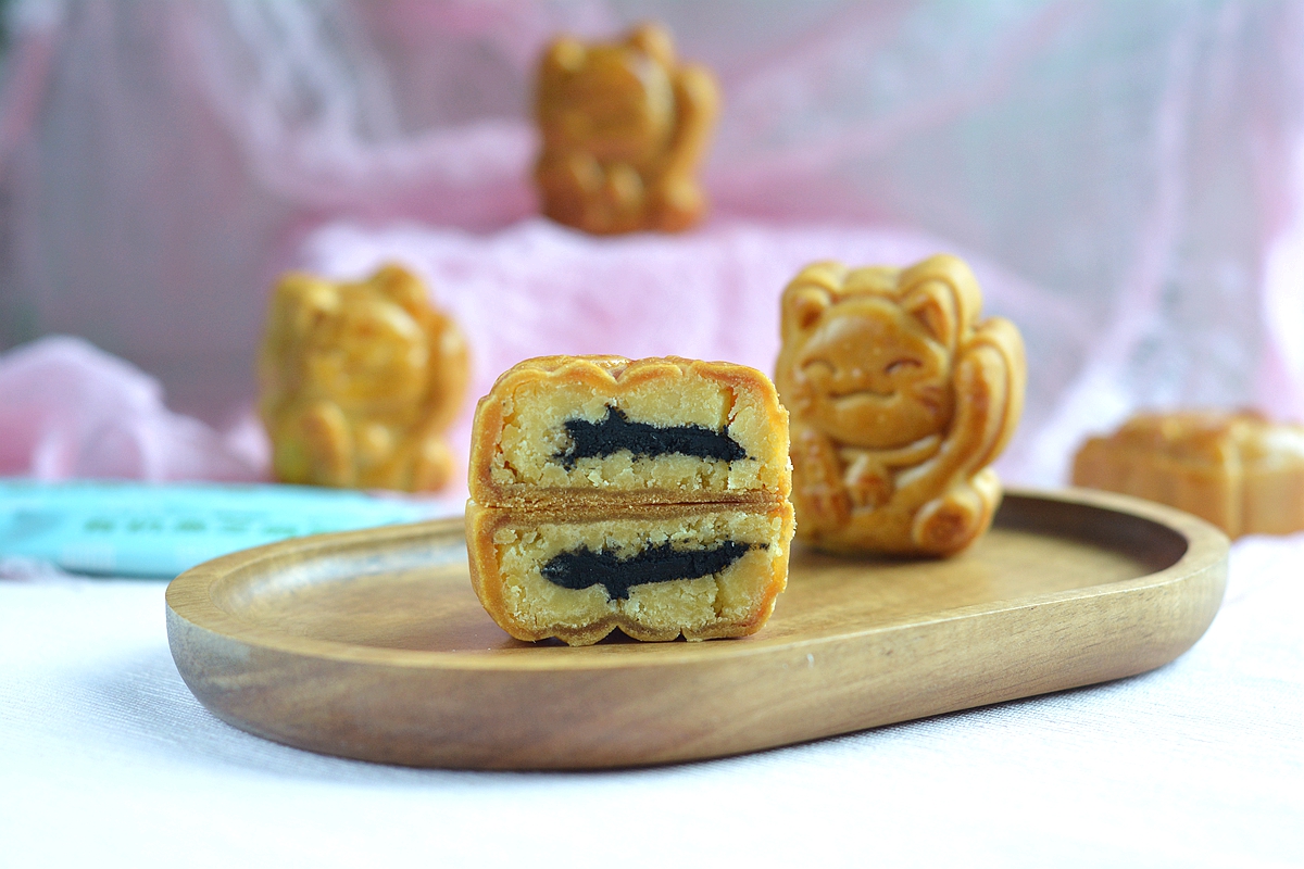 黑芝麻酱绿豆沙月饼还真好吃，说啥也得试一试，歪打正着的美味