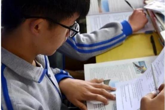 高考状元总分725分，作文满分，看了她的作文字迹，高分实至名归