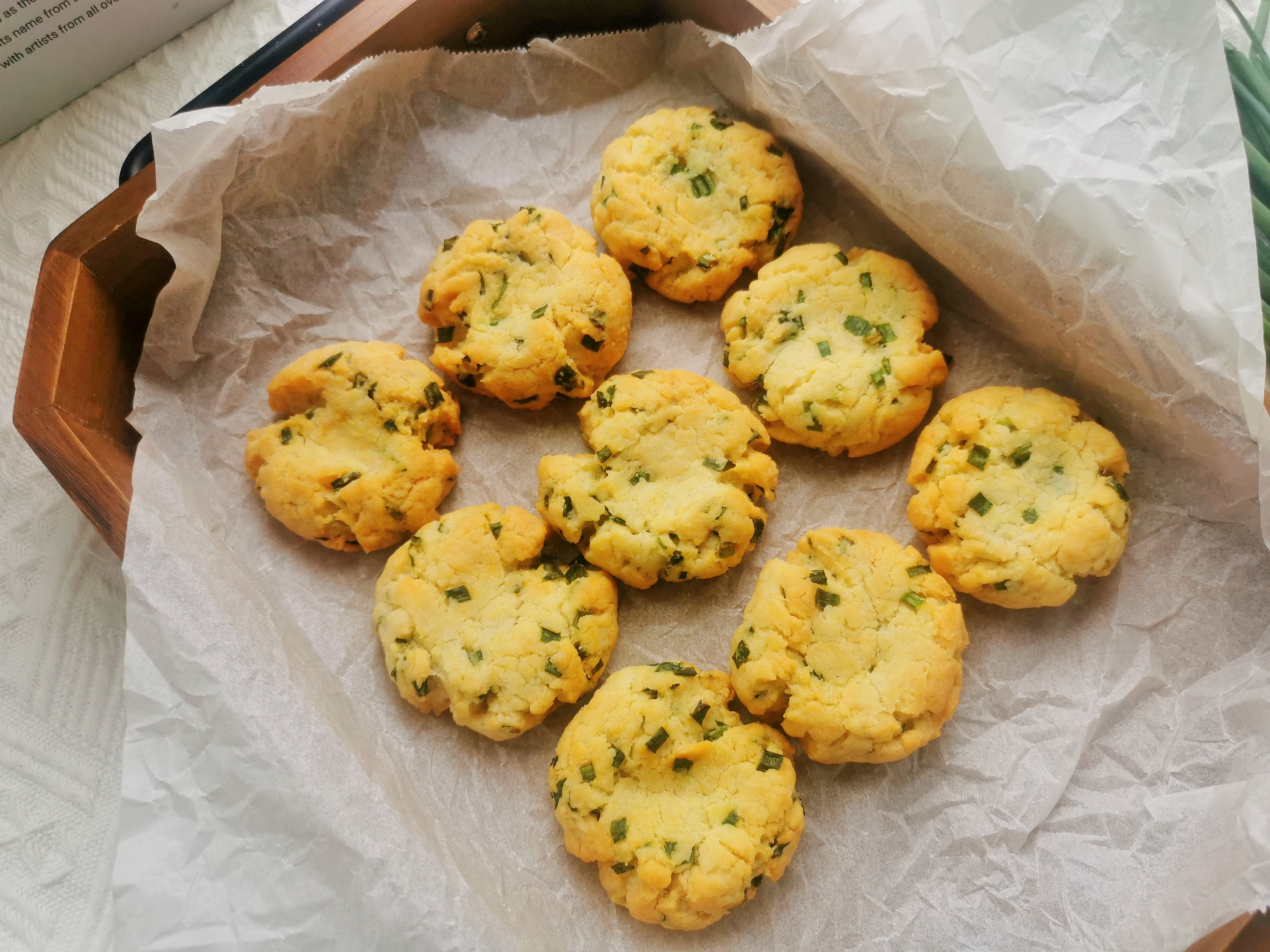 不用黄油也能做饼干！1碗面粉，1把香葱，教你做咸味的香葱酥