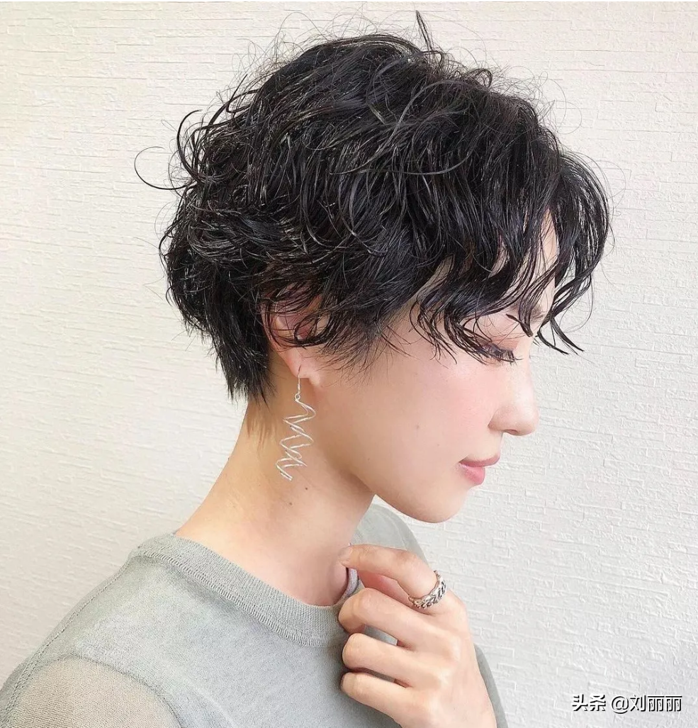 女人过了30岁,烫卷发洋气时尚不落伍,美到让你想不到