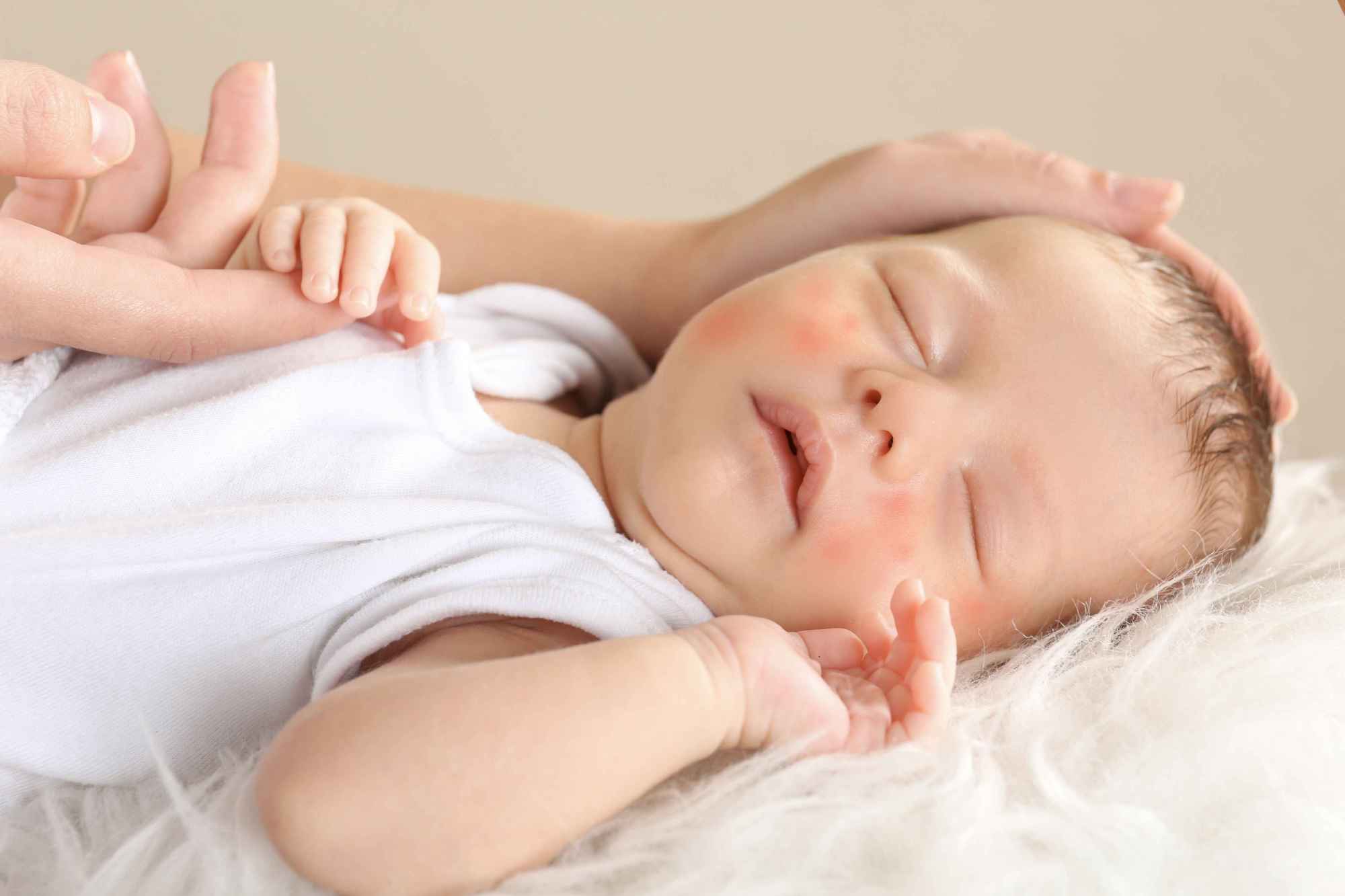 家有“蒸笼娃”：宝宝睡觉后脑勺总湿漉漉的，出汗原因家长要知晓_枕头_时候_妈妈