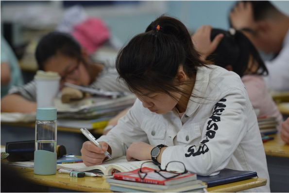 贵阳一父亲花14万给孩子辅导，高考成绩出来后，引网友热议