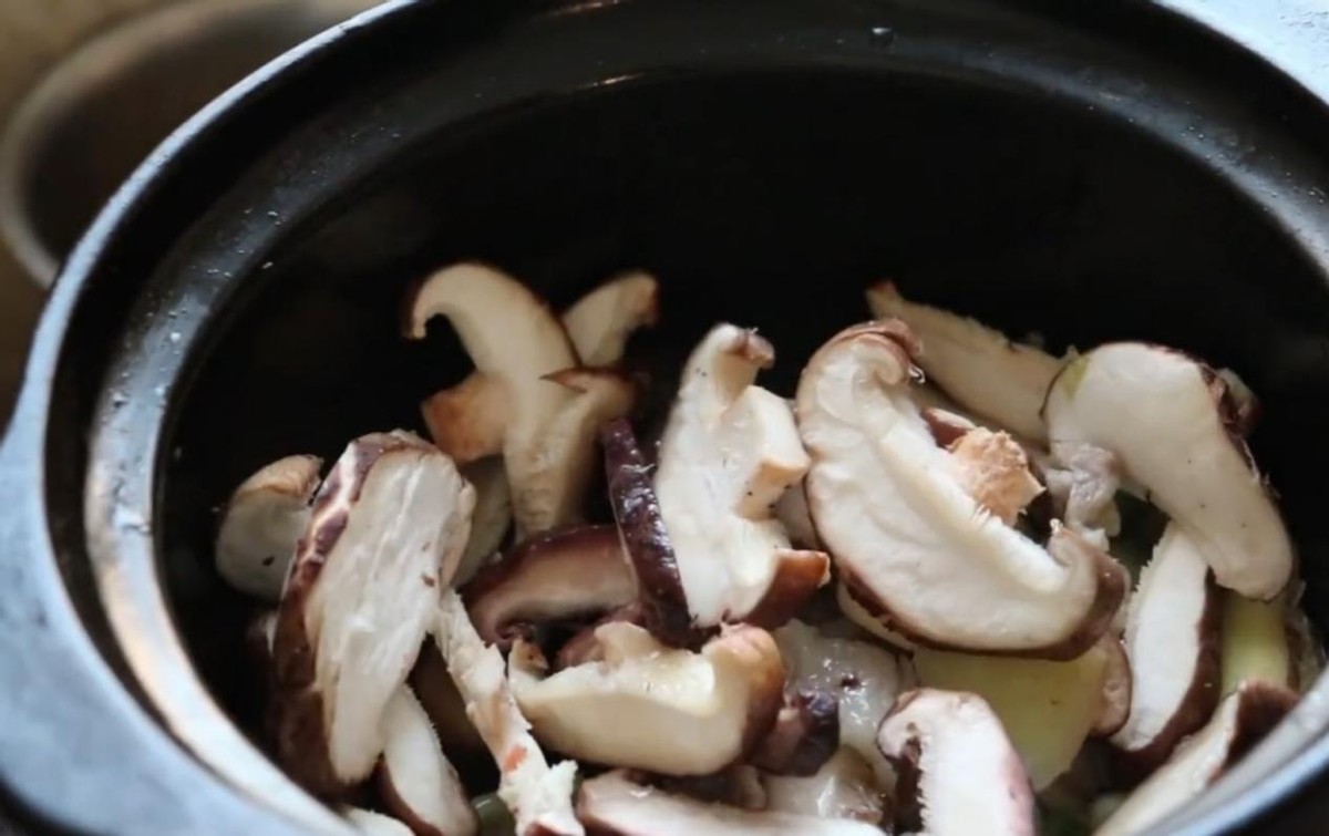 豆腐别再直接炒了，加几个香菇，比吃肉都香，营养开胃又下饭