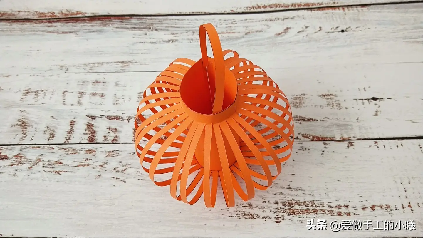 手工剪纸灯笼的做法（彩纸灯笼制作方法）