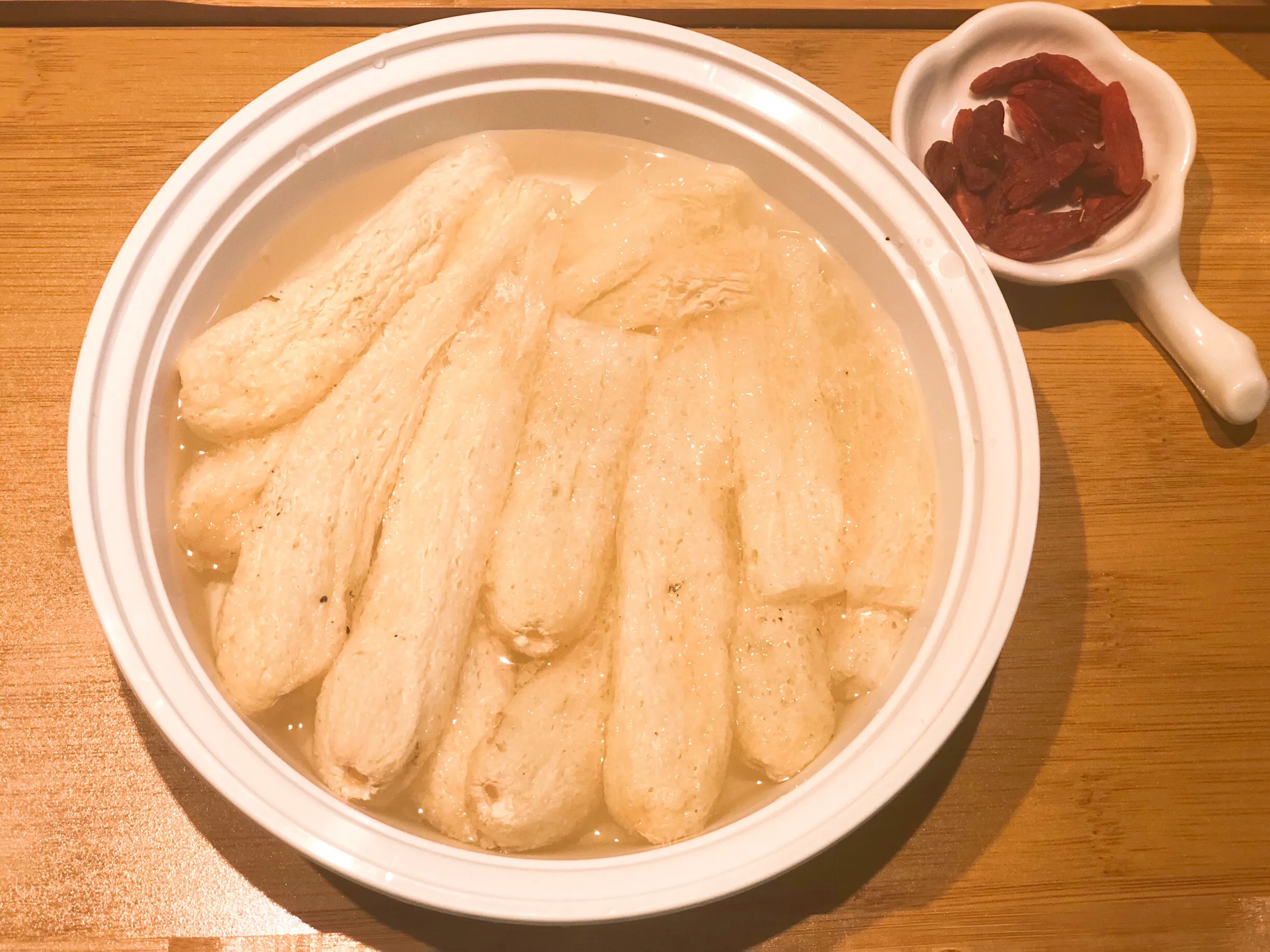 干贝竹荪汤，粤菜中的著名汤品，简单一炖，便可成就极致鲜味