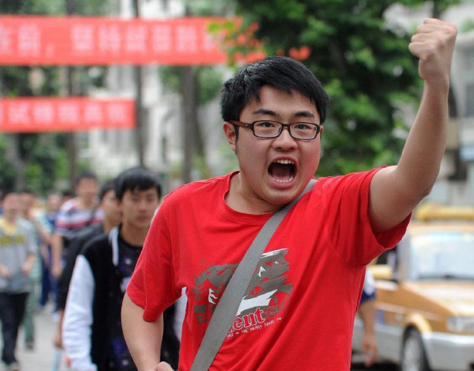 高考满分作文，《情有独钟系许嵩》火了，妥妥的“偶像”题材范文