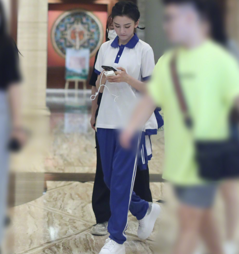 刘耀文上《萌探》，校服一穿成校园剧男主，与小宋同框美颜暴击