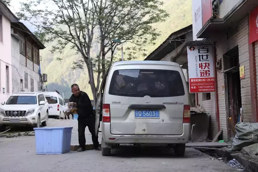 记者冒险探入“中国西南最后的秘境”,记录 “夺命山道”上的快递小哥