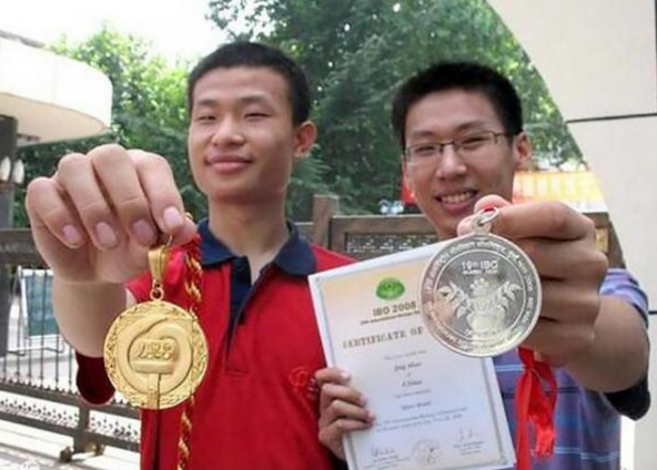 清华创意满满的招生宣传片，输给北大其貌不扬的韦神，网友：完败