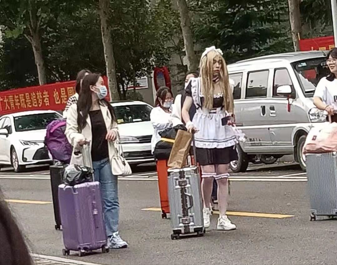 大一新生开学日，男生身穿“女仆装”漫步校园，造型奇葩难以理解