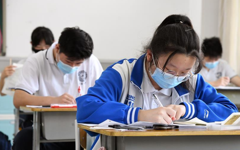 央视曝光职业学校乱象，水平差又乱收费，难怪家长有“分流”焦虑