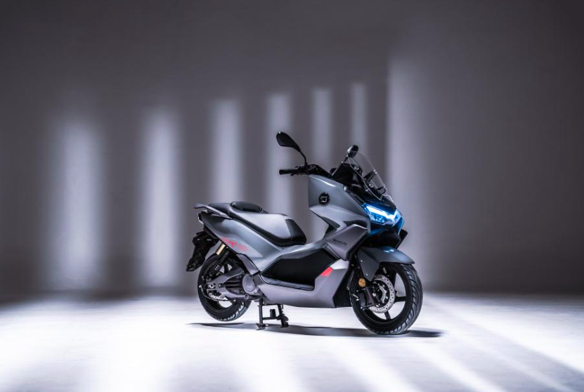 速珂新款高速电摩来了，搭载72V100Ah锂电池，可达180公里续航