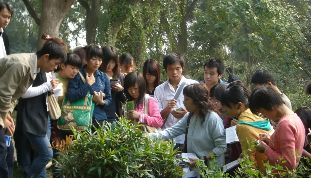 武汉职业技术学院这个学院值得报考，有很多毕业生都考取了博士…