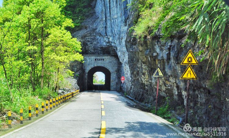 玉壶峰下松涛起，天界佛国掸尘埃！走遍千山万岭，唯天门山独有