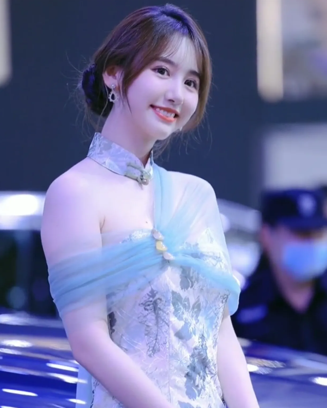 凭自己努力走红的8位女网红，一个比一个拼，有人因一条裙子爆火