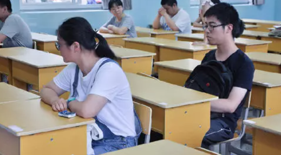 高考规定使用2B铅笔，看看扫描过的试卷便明白，考生别自作聪明