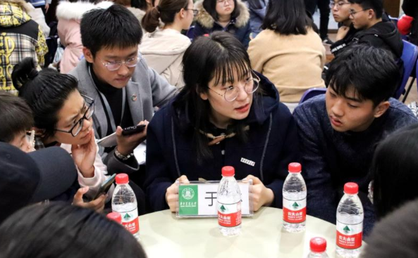 大学生的“洗头式”社交，令不少家长不能理解，学生却深有同感