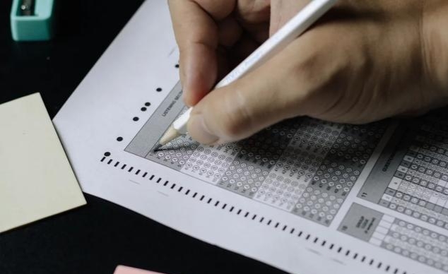 二级建造师考试试题泄露，200元可得原题，到底哪儿出了问题？