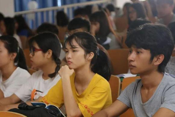 她是高考“双料状元”，集美貌和才华于一身，美女学霸是真的存在