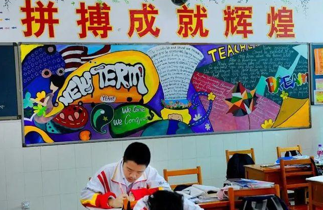 中学生顶配黑板报，艺术功底惊艳众人，班主任看了舍不得擦