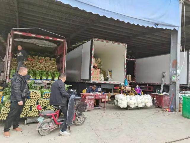 男子做蔬菜批发30多年，从2000元入行到如今有6个档口，他称“秘诀”是这二字