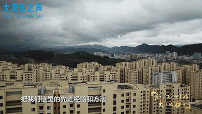 脱贫攻坚｜即将退休 他带着八旬母亲去支教