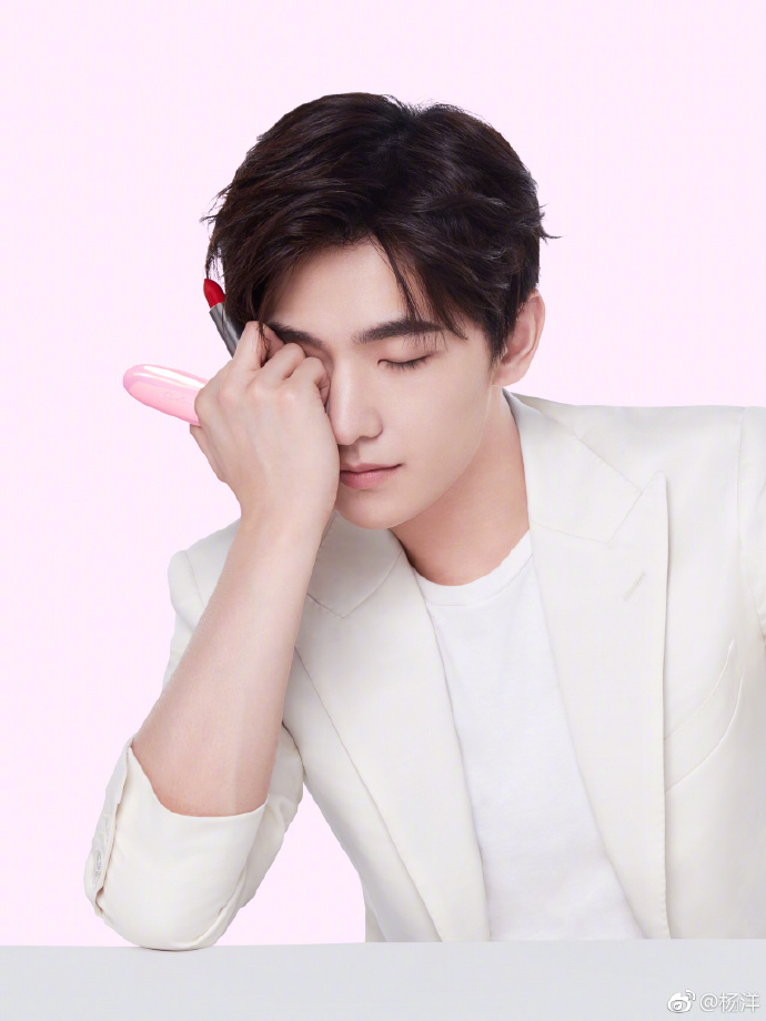 沈腾拍彩妆广告，还在线涂口红试色，沈叔叔是想劝人拔草吧……