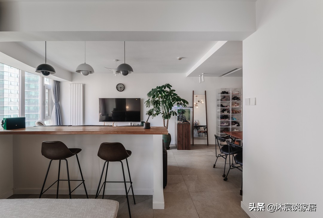 她家看着平淡，但简洁清爽，用窗帘隔出一间卧室，温馨且幸福