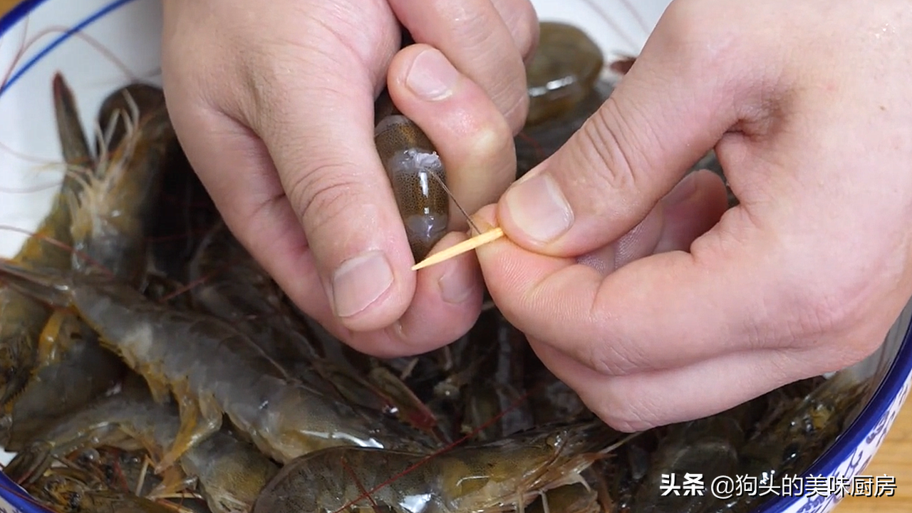 长假在家跟广东大厨学椒盐虾，焦香酥脆做法很简单，吃着特别过瘾