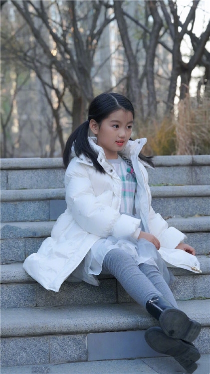 萌娃阿拉蕾近照曝光,网友评论:眼神里没有稚气,一点不像个孩子