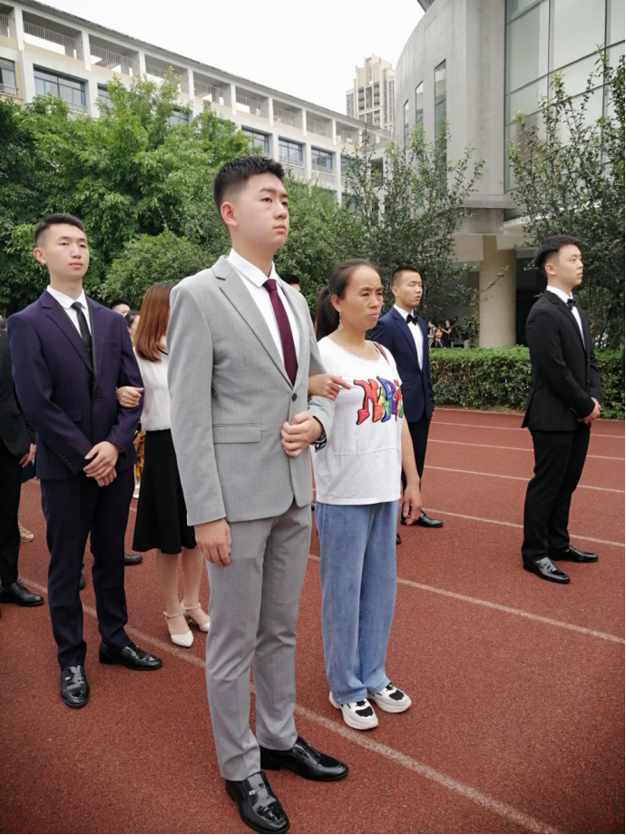 出席18岁！川大附中最特殊毕业成人礼,校长向680余名学生逐一挥手
