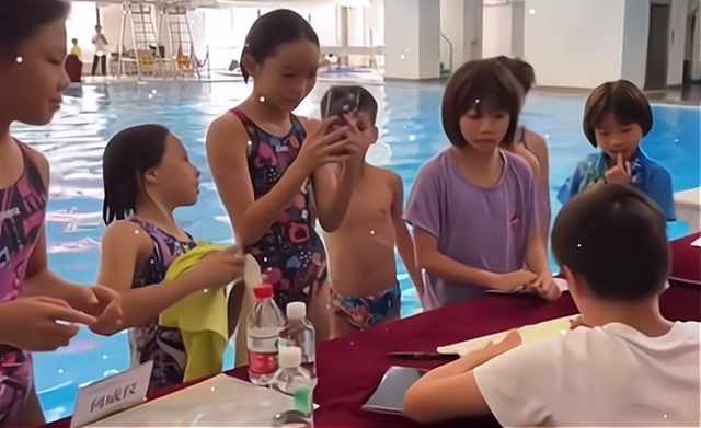 全红婵被疯狂追捧！师弟师妹围着要签名，何教练陪同，默默保护