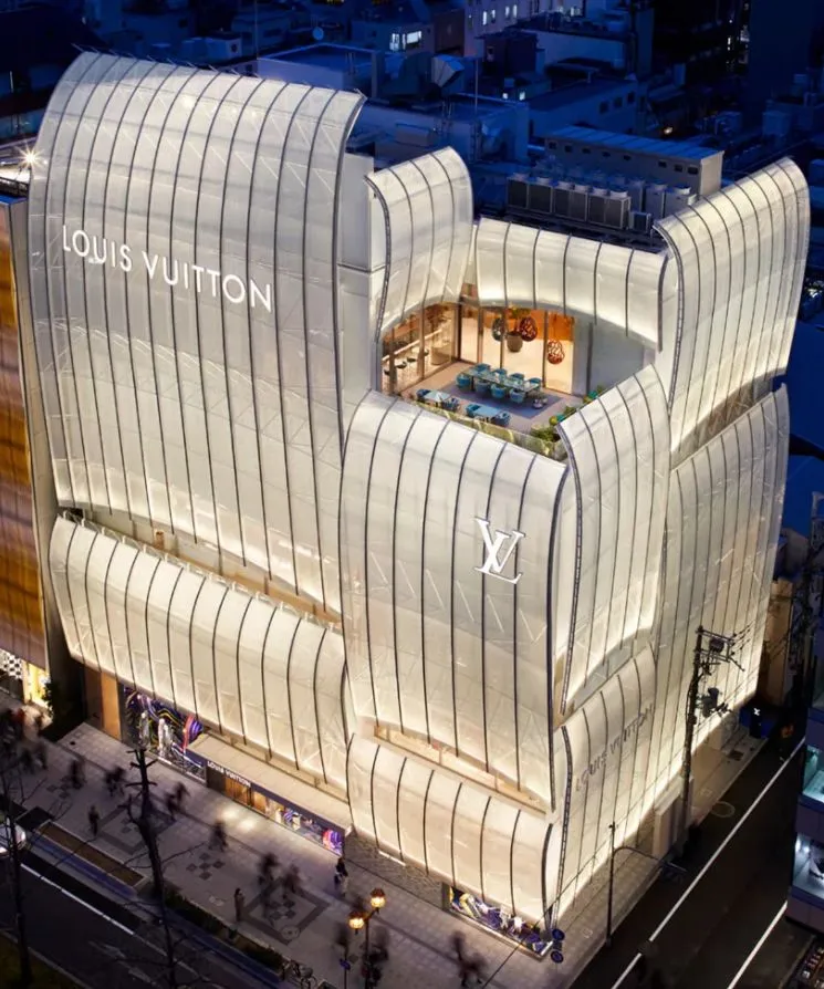 LV 的新店面竟然用不锈钢砖做外墙,这次够低调