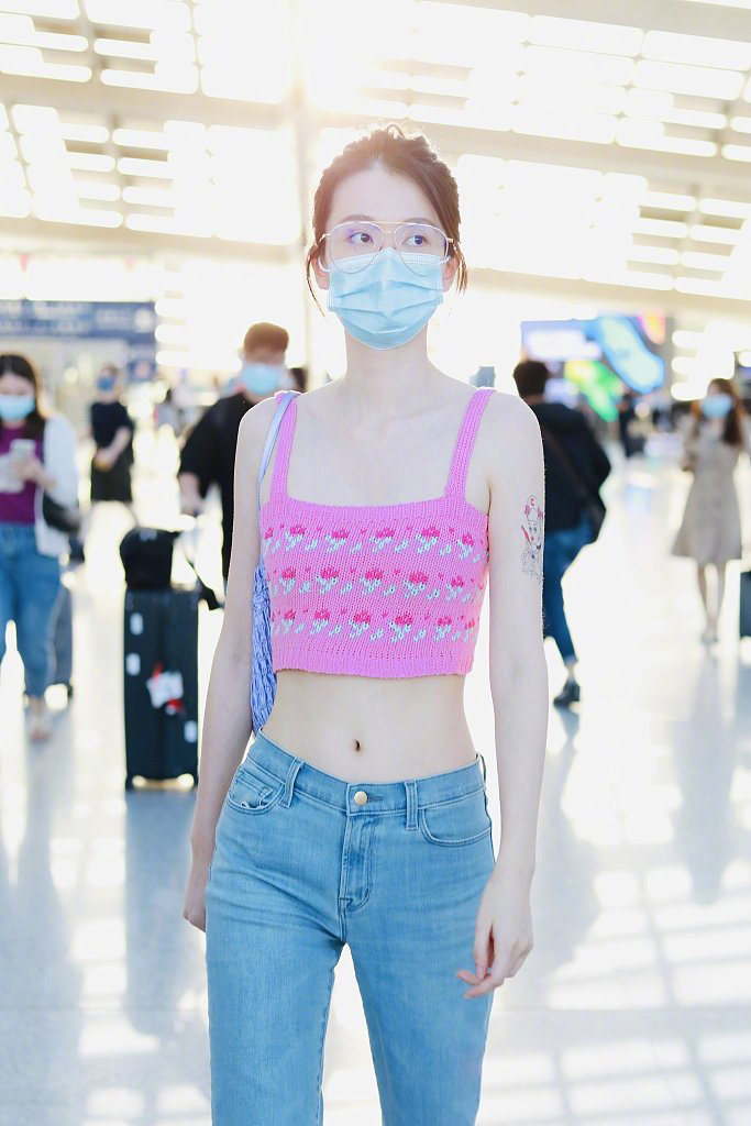 "乖乖女"乔欣走机场放开了,粉红小吊带露小蛮腰,肚脐眼都好看