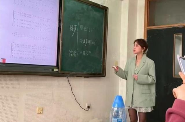 陕西大学老师走红网络：肤白貌美有气质，学生：比部分明星都好看