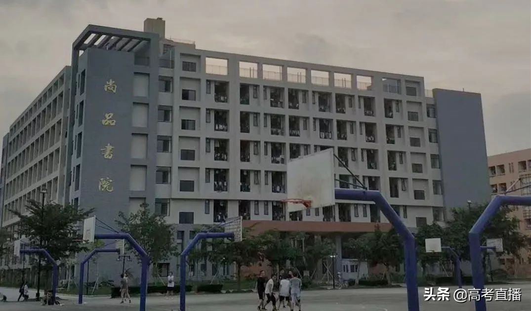 又出事了！一高校因混宿男女生互怼！（有图有真相）