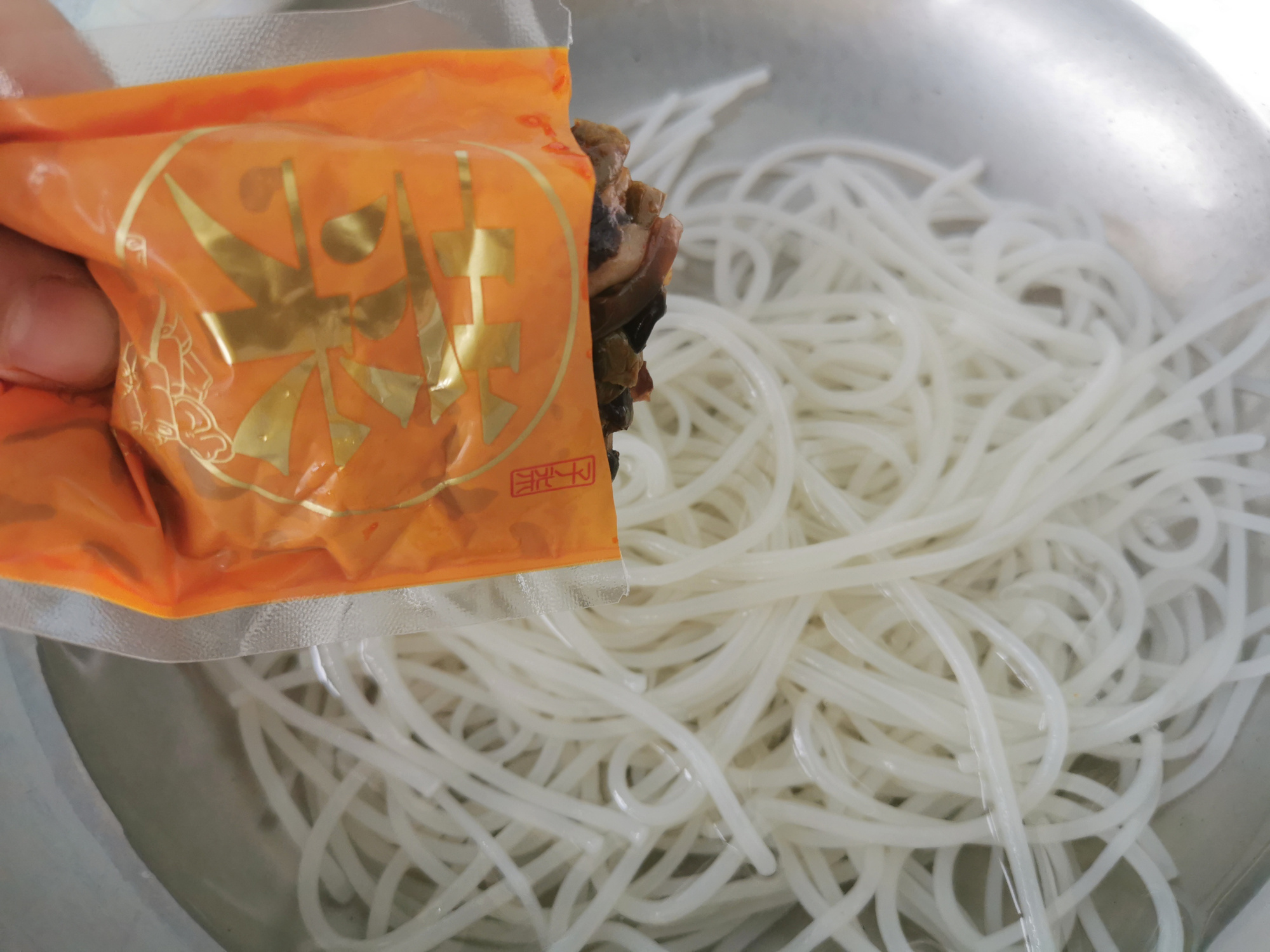 一年漂洋过海500000份的螺蛳粉，为啥那么火？正确做法学会了吗？