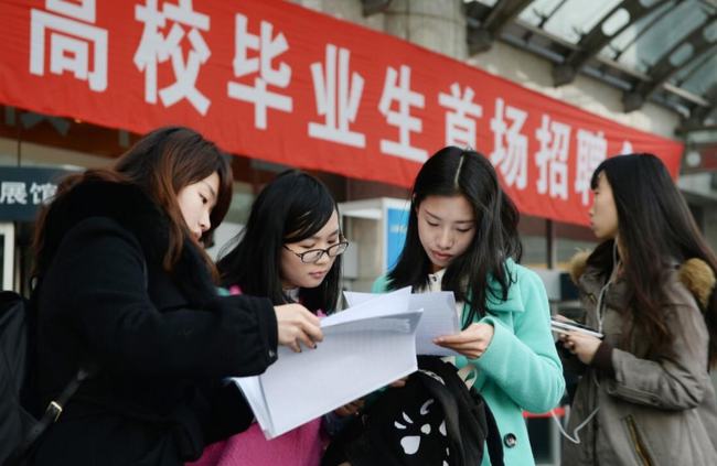 职校招生广告走红，照片上学生“一脸绝望”，实际却是学校最佳